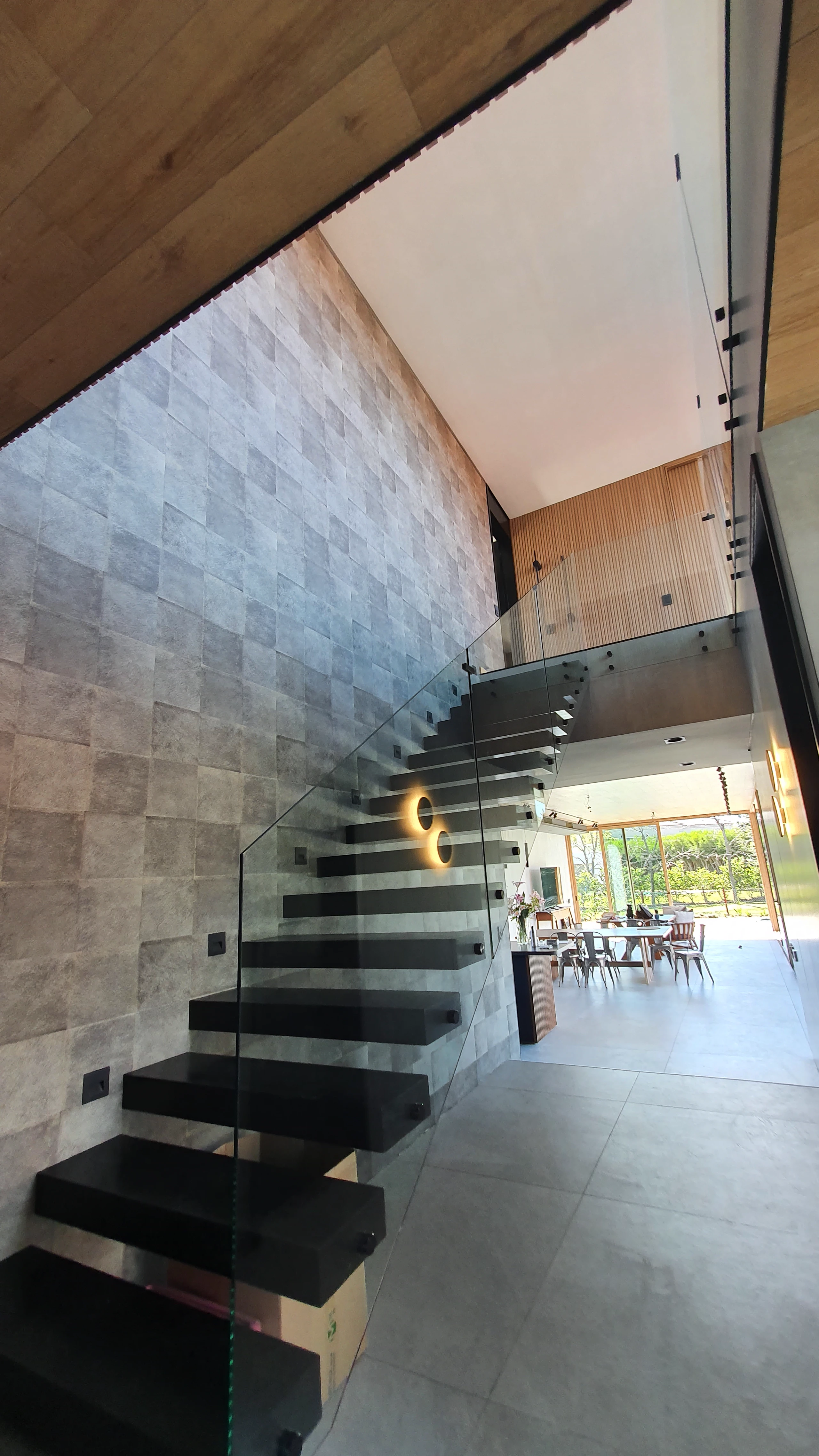 Escalera interior terminada de Casa Castores