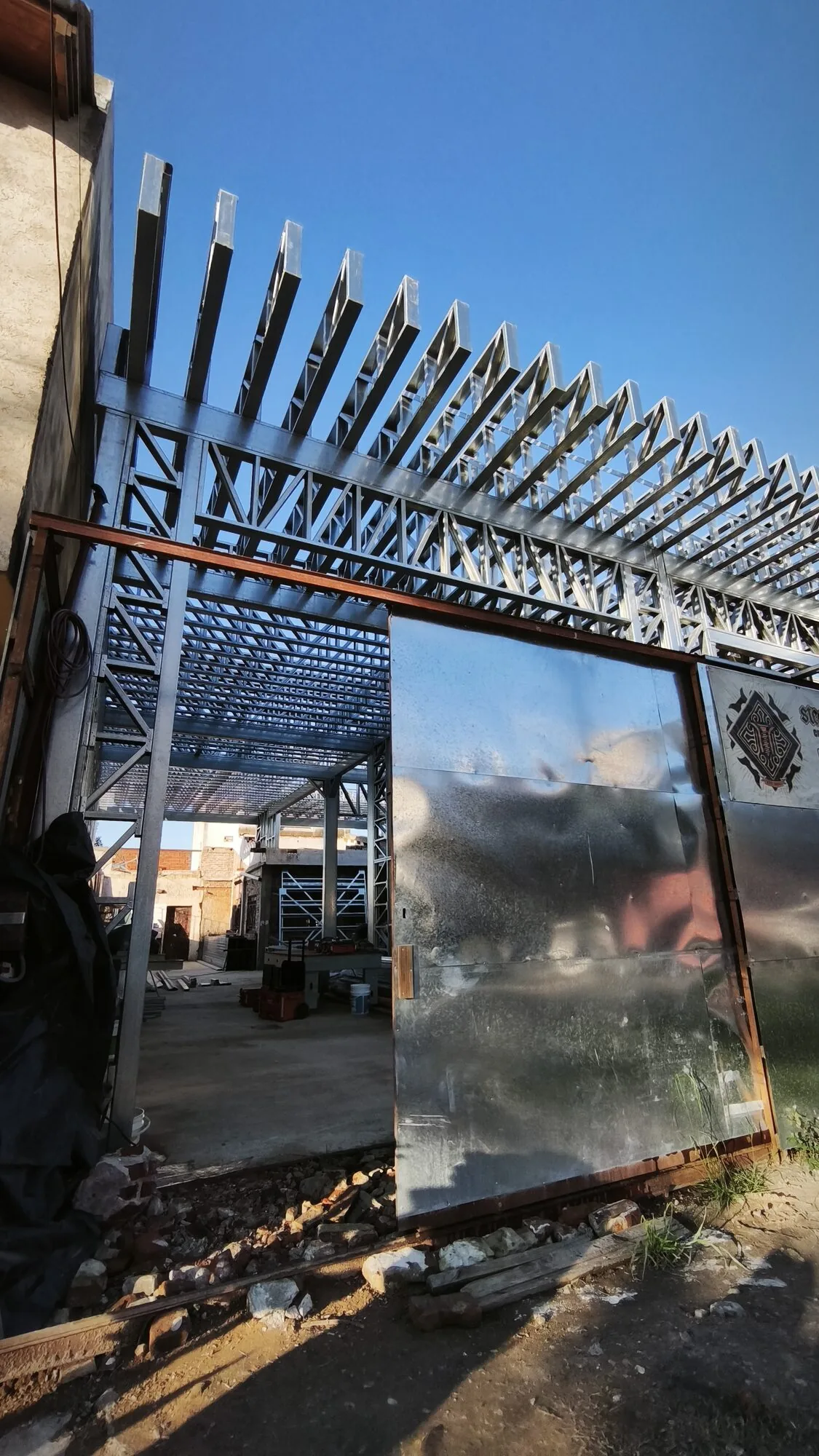 Casa Iconoclasta, estructura de steel frame de 3 pisos en montaje