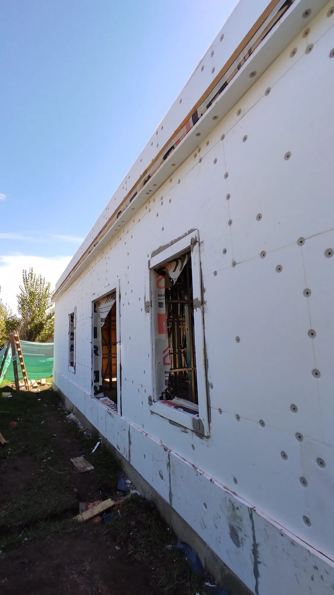 Casa en Luján, cerramiento en avance