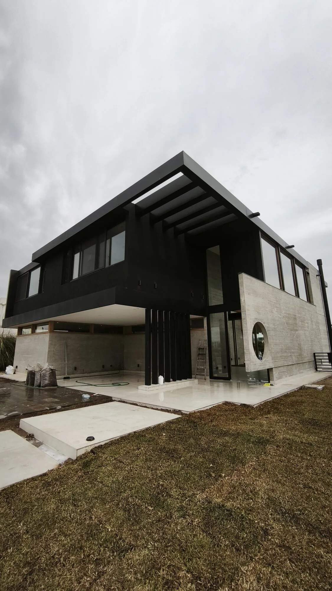 Casa en Muelles terminada, fachada negra