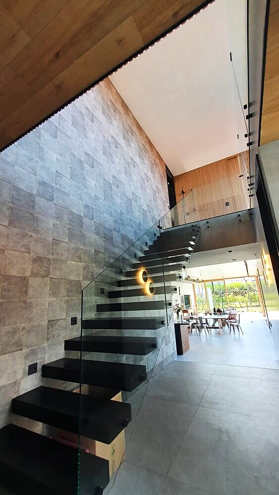 Escalera flotante de vidrio, Casa Castores
